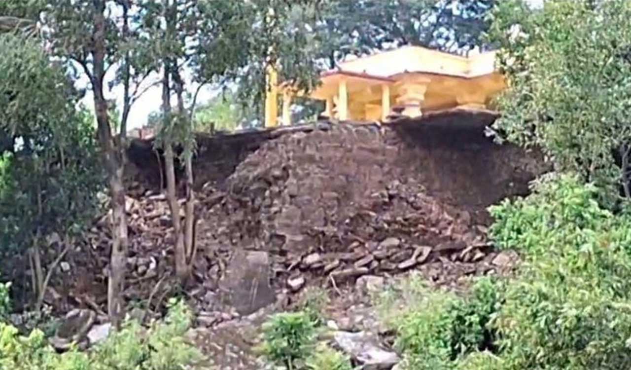Telangana: Devotees ask for immediate repairs to Kakatiya era’s ‘Mothe Gadda Temple’