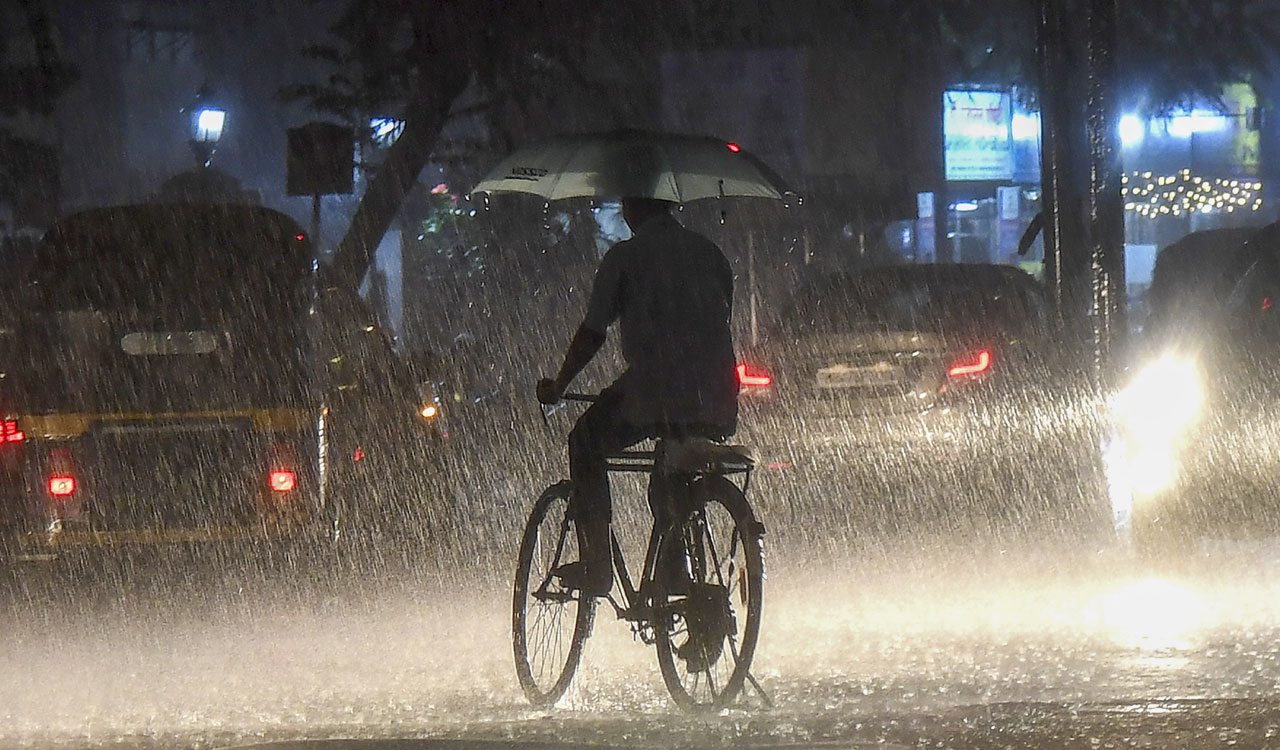 IMD issues heavy rain alert for Mumbai; holiday for schools, colleges
