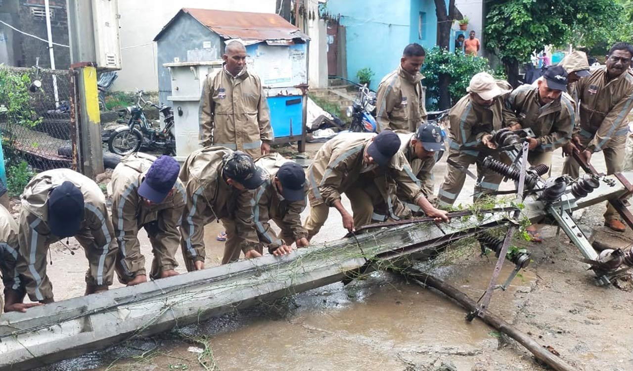 Khammam: Police comes to the rescue of flood affected families