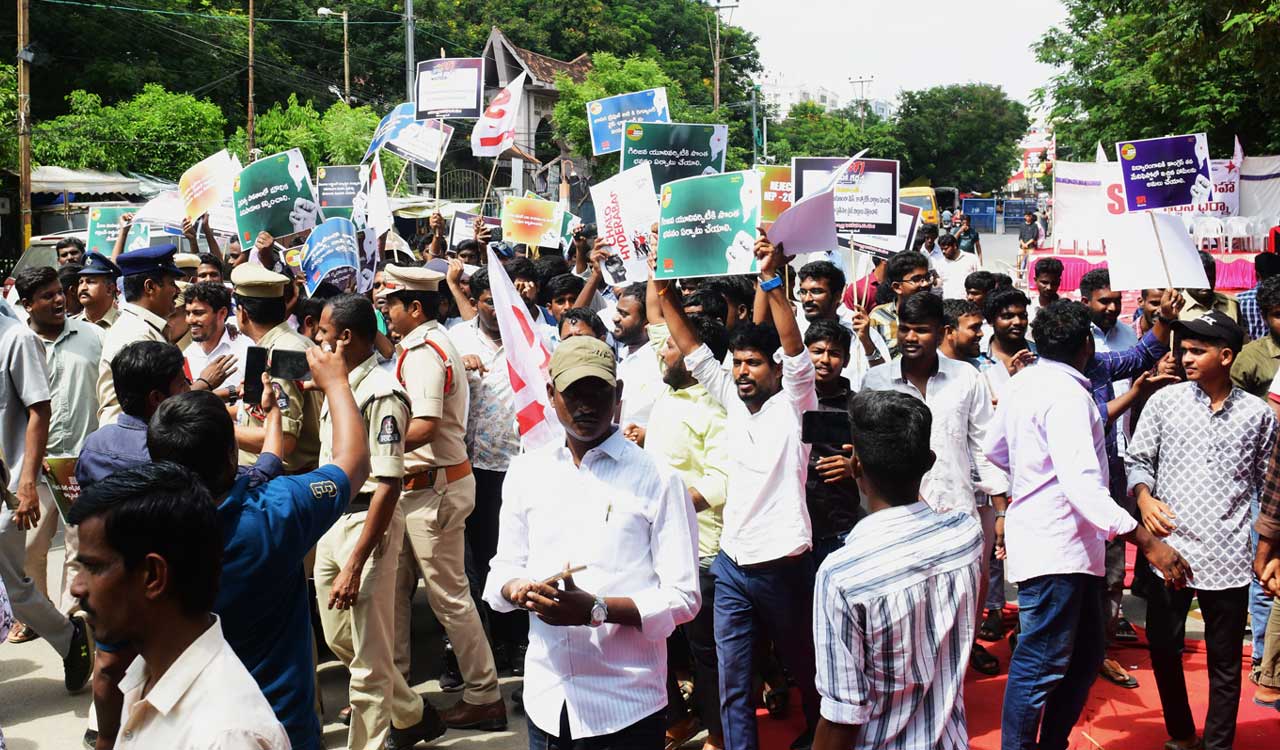 SFI Telangana protests seeking appointment of Education Minister, pending issues