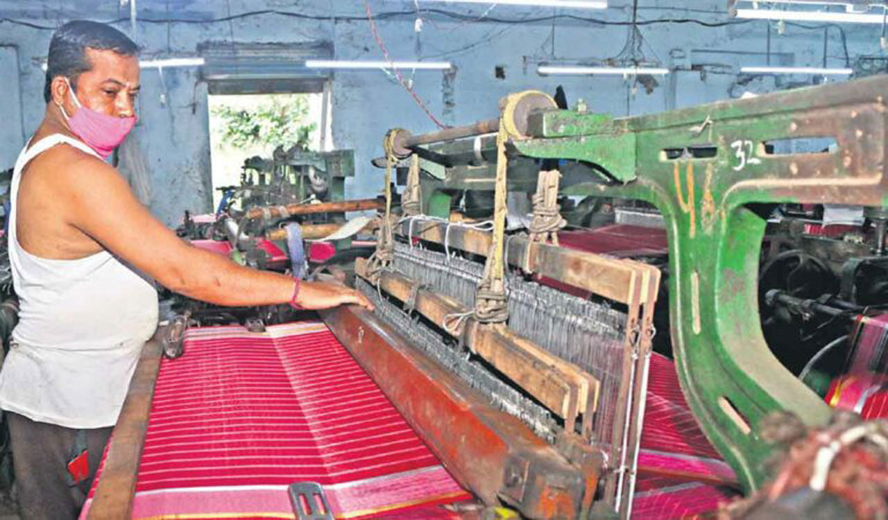 Congress govt’s actions endangering lives of Sircilla weavers, says KTR