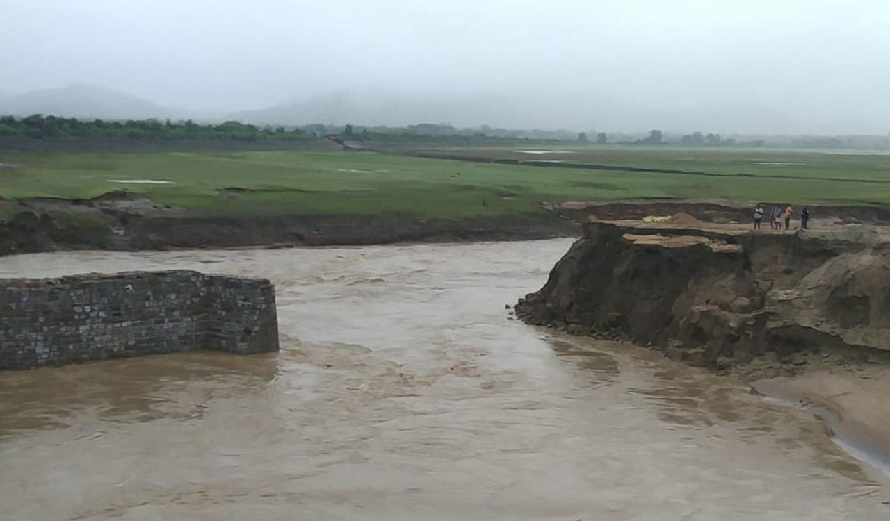 Sitarama project main canal suffers breach, Peddavagu ring bund washed away
