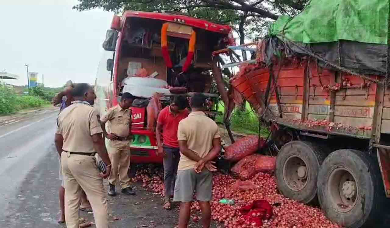 Six persons injured in a road accident in Khammam