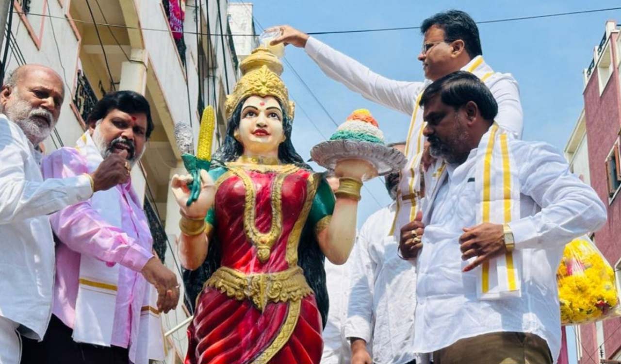 BRS stages State-wide protests, performs ‘palabhishekam’ to Telangana Talli