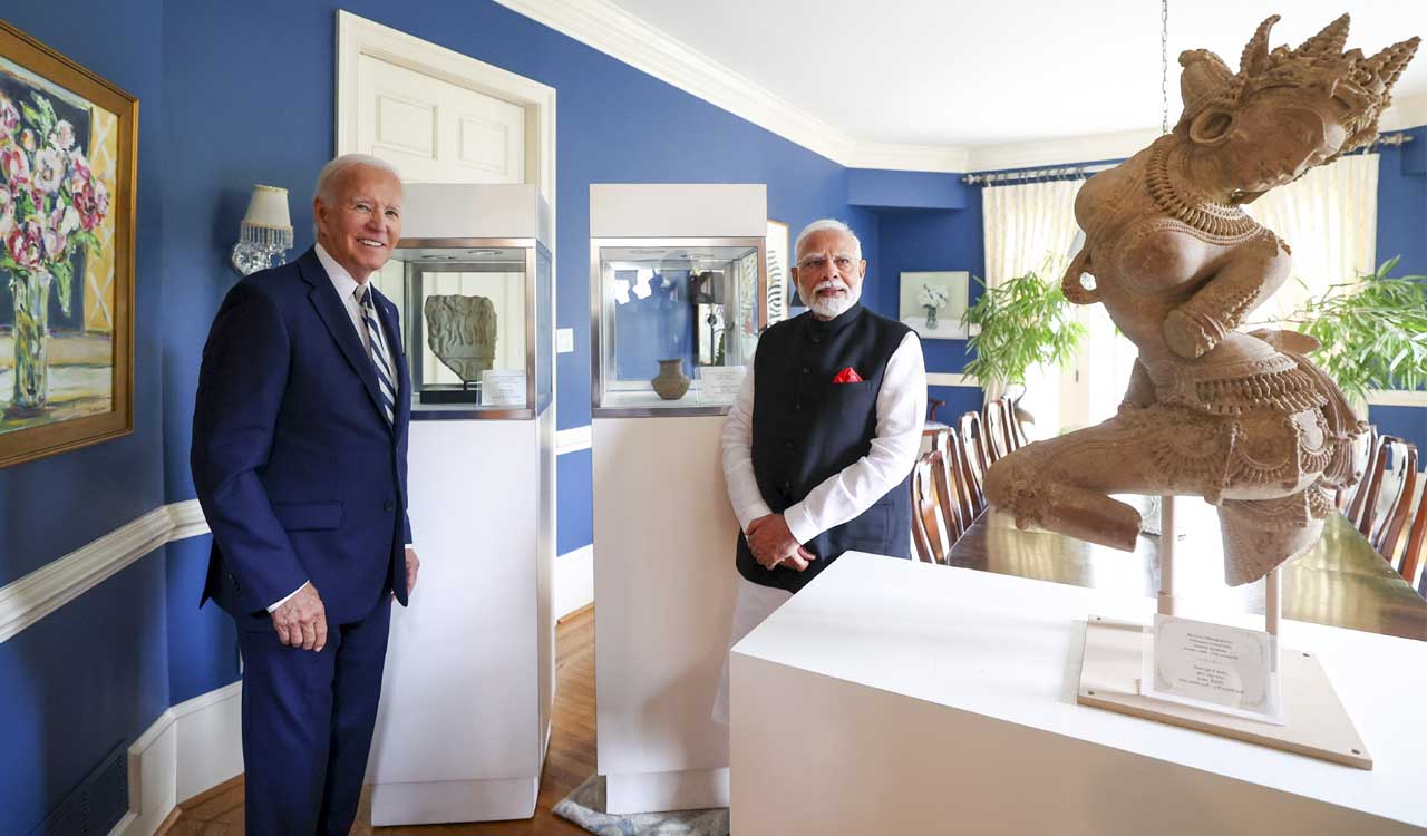 US hands over 297 antiquities smuggled out of India
