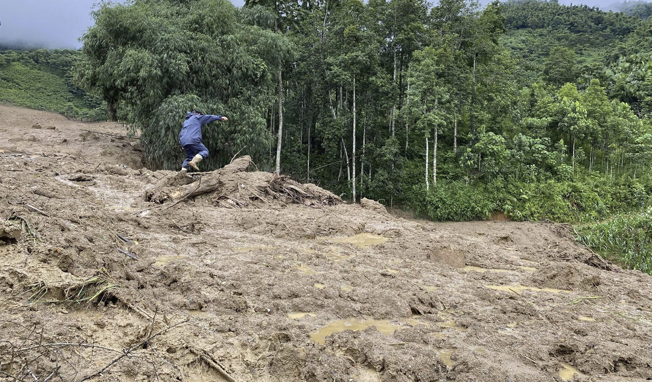 30 buried alive as flash flood sweeps away entire hamlet in Vietnam