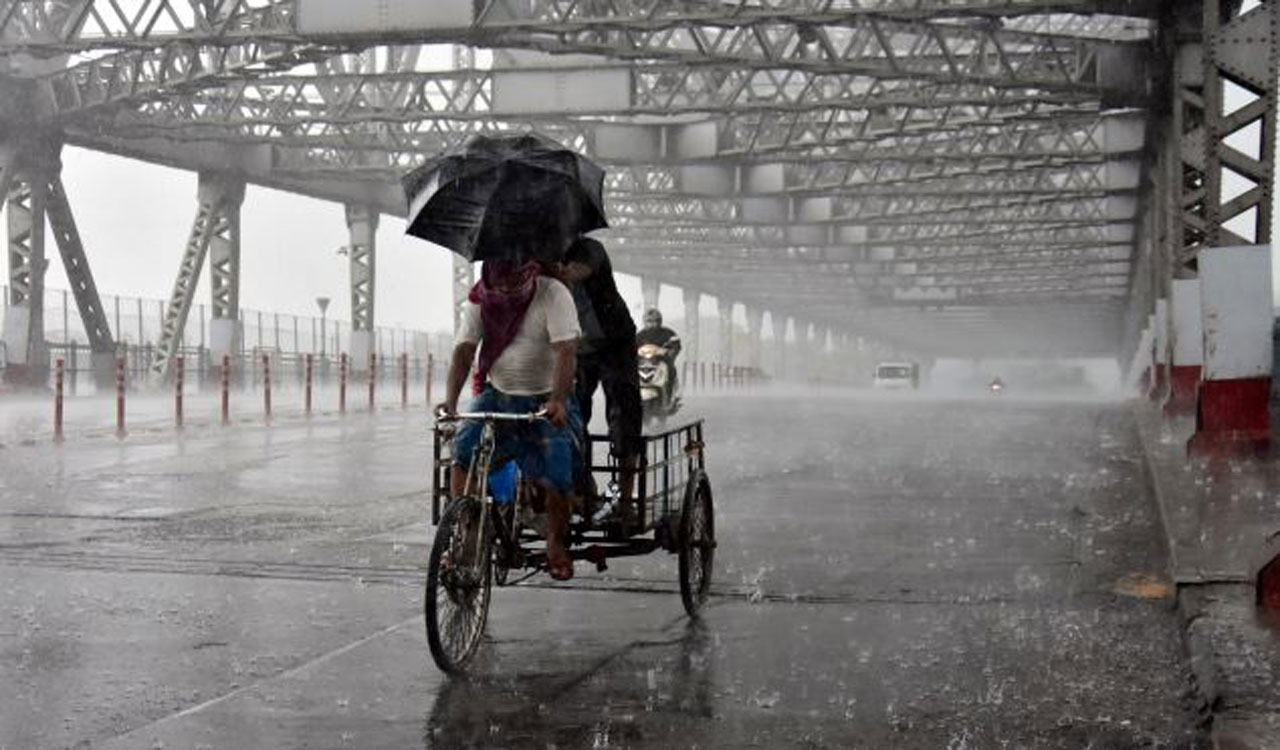 Flood-like situation grips Bengal as DVC releases 3 lakh cusecs from dams