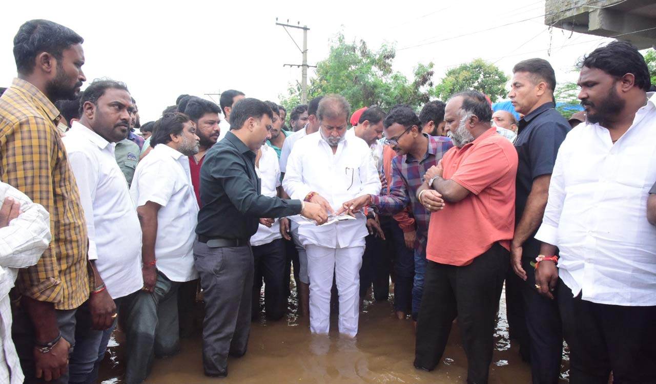 Health Minister assures support to flood victims in Sangareddy