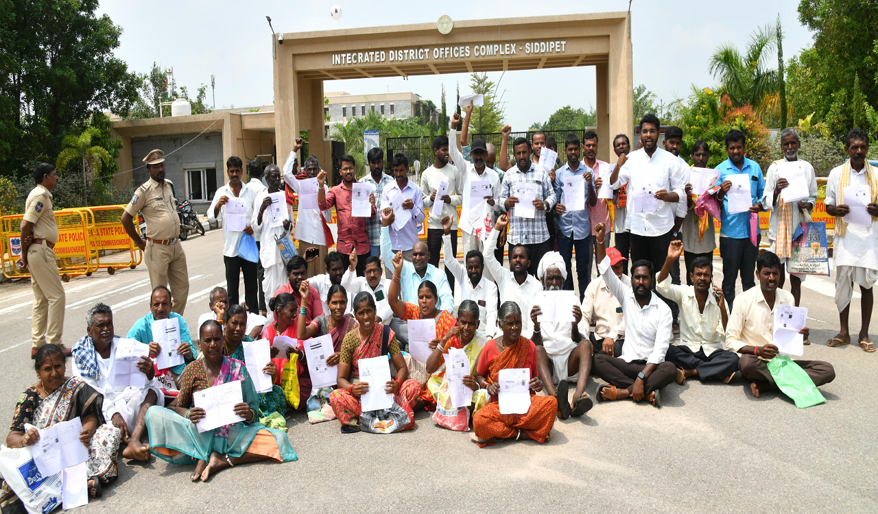 Siddipet: Farmers stage protest against denial of loan waiver