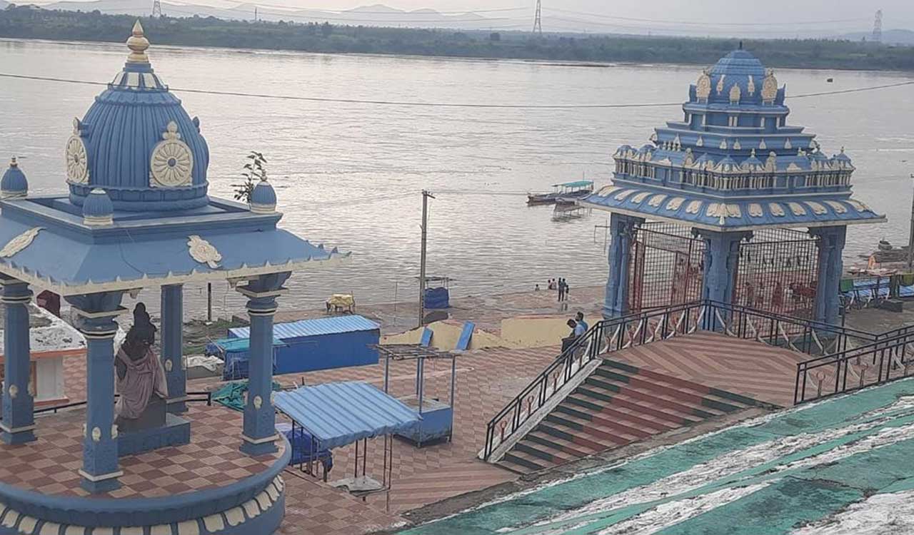 Telangana: Godavari river flows above warning level