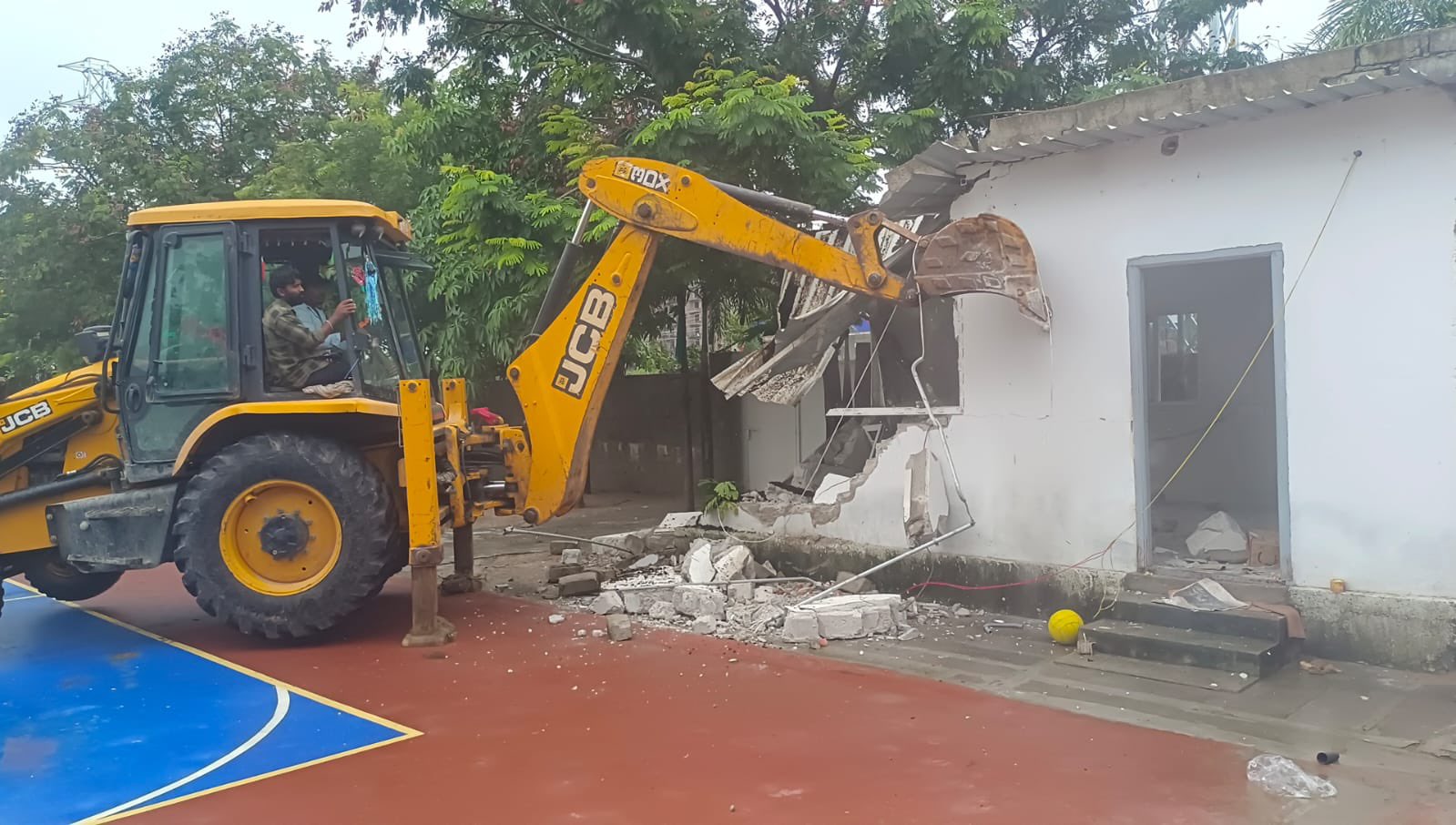 HYDRAA demolishes encroachments in Ameenpur