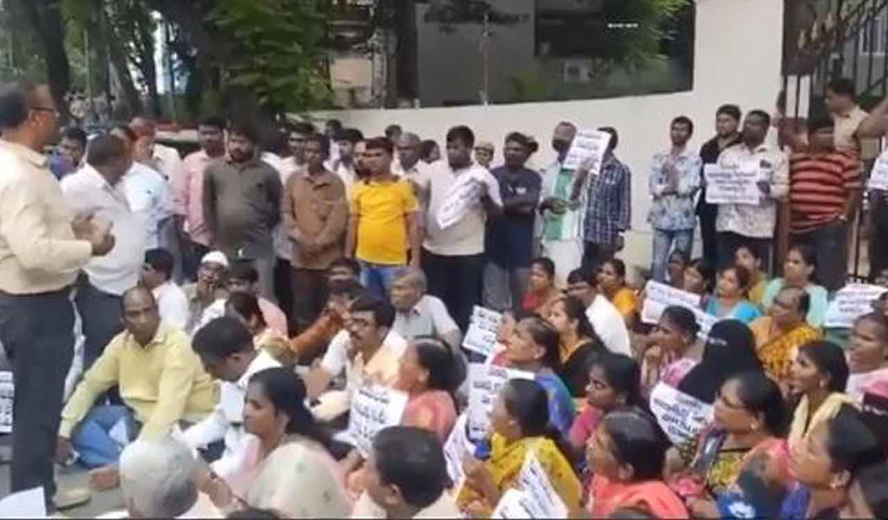 Musi oustees protest at Hyderabad Collector office