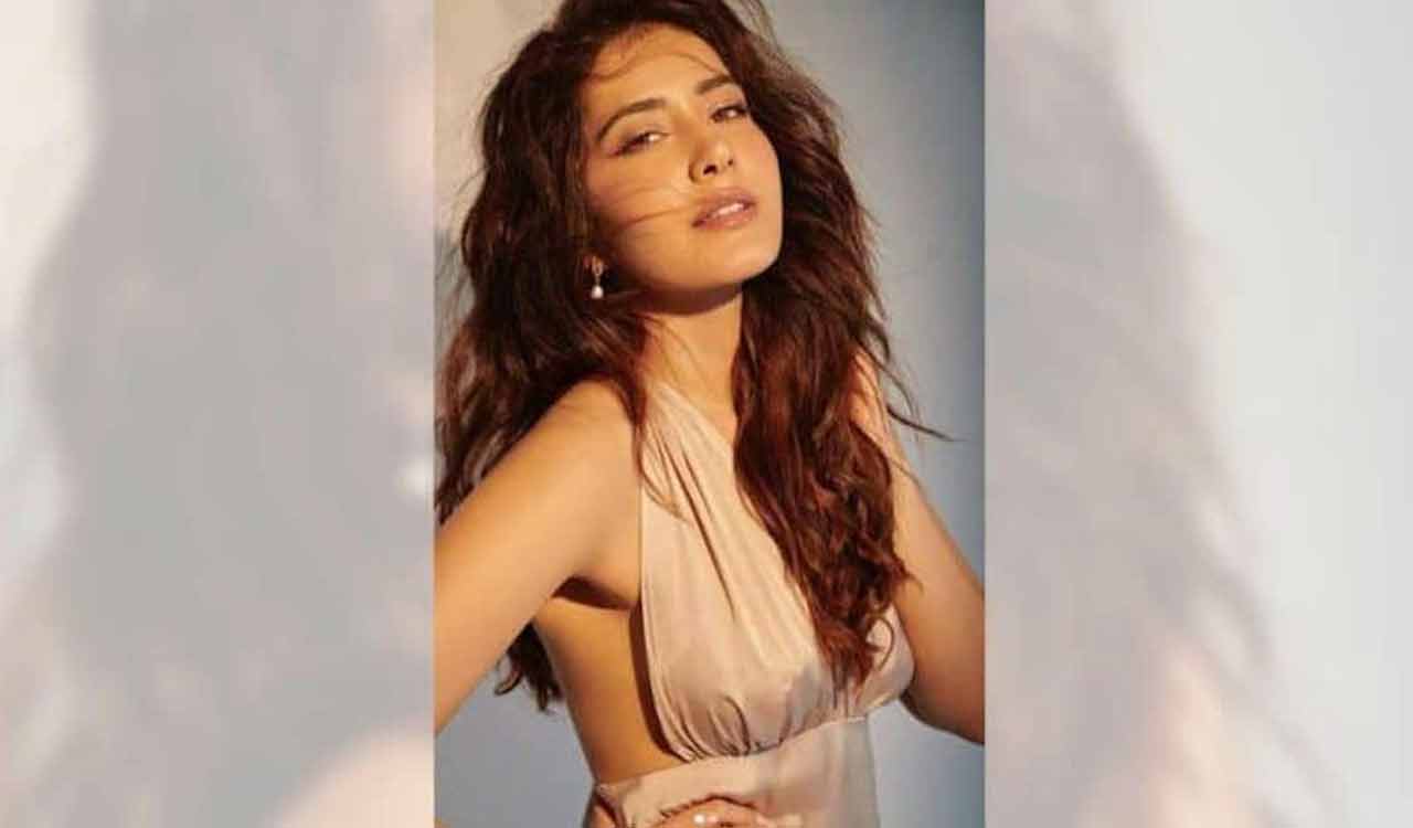 Raashii Khanna dons a chef’s hat as she cooks Dal Chilla on set