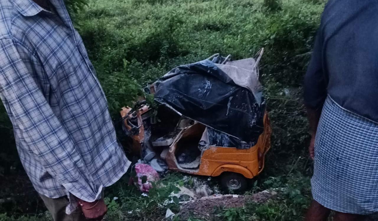 One student dies, five injured in a road accident in Kothagudem