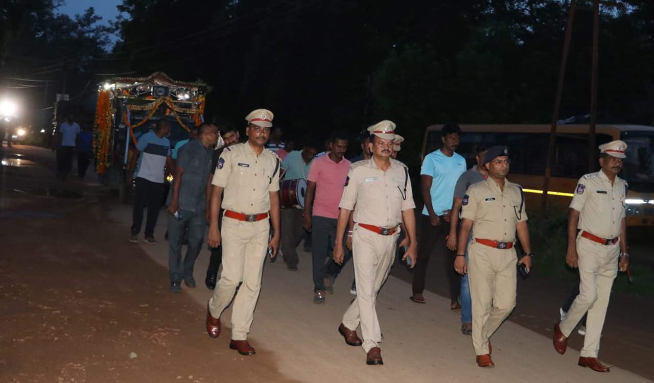 Kothagudem: Sniffer dog Shiny dies of illness, police hold grand farewell