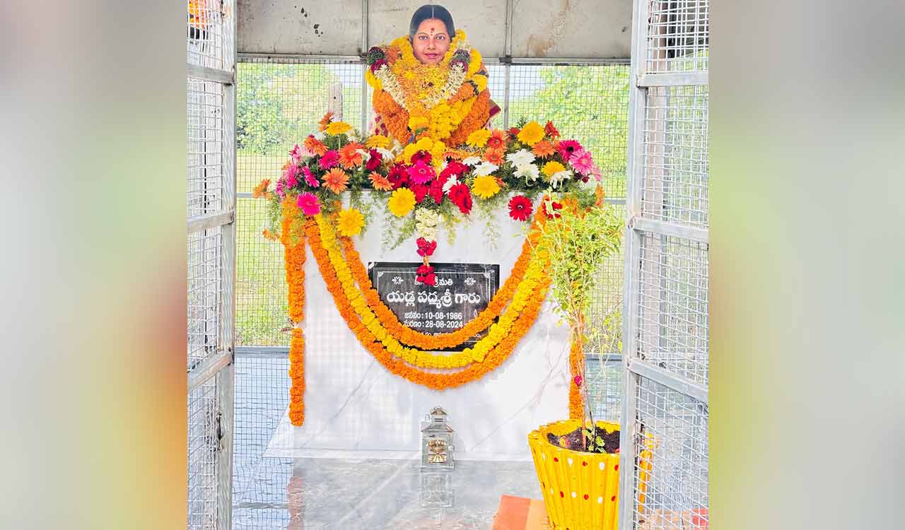 Khammam: Man installs deceased wife’s statue