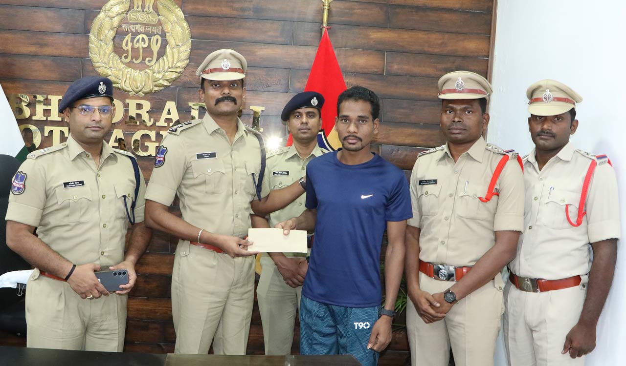 Maoist dalam member surrenders to police in Kothagudem