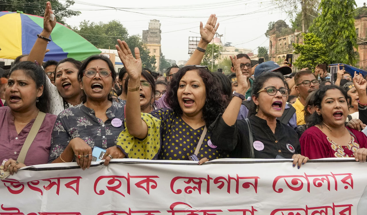 Protesting junior doctors refuse to relent, Mamata to meet medicos