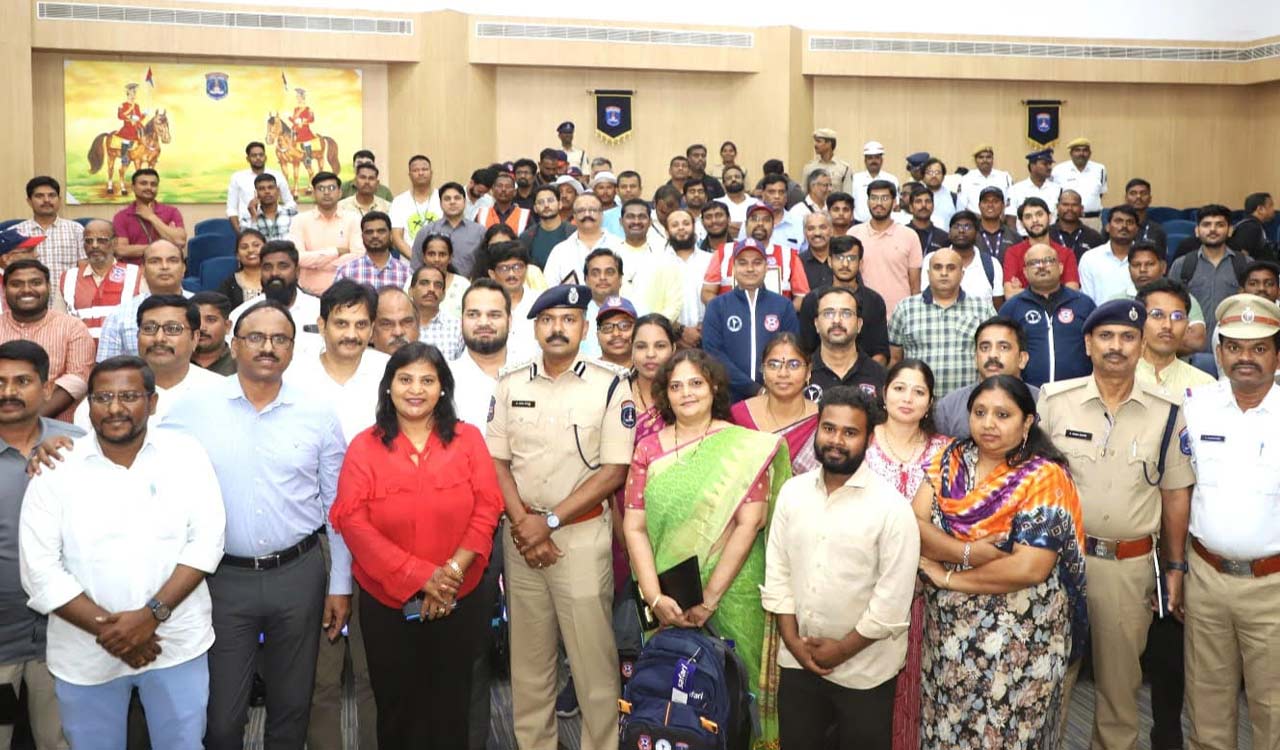 SCSC felicitates traffic volunteers for excellence in traffic management – Telangana Today