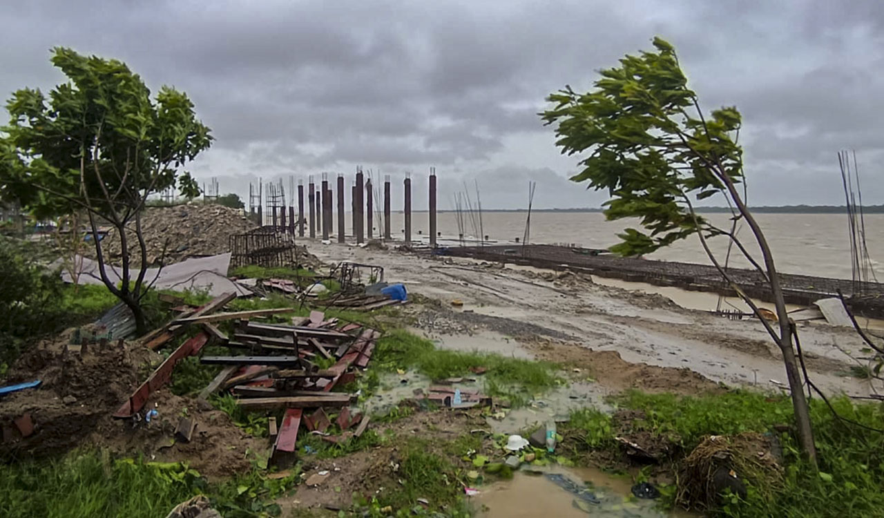 Cyclone Dana damaged standing crops over 1.75 lakh acres in Odisha-Telangana today