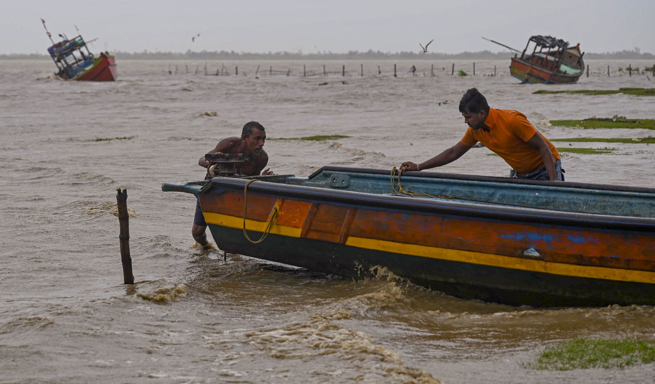 Cyclone ‘Dana’ tears through Odisha coast, heavy rain lashes parts of south Bengal