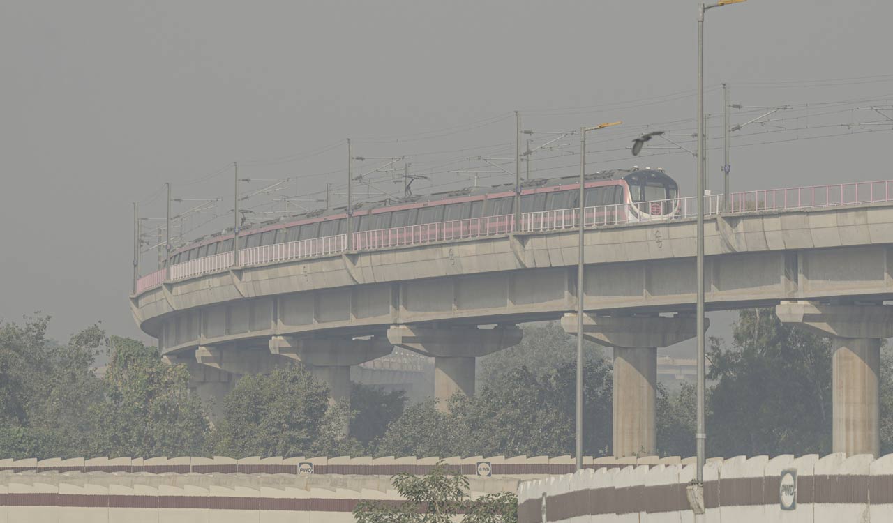 Blanket of smog envelops Delhi as air pollution situation remains grim