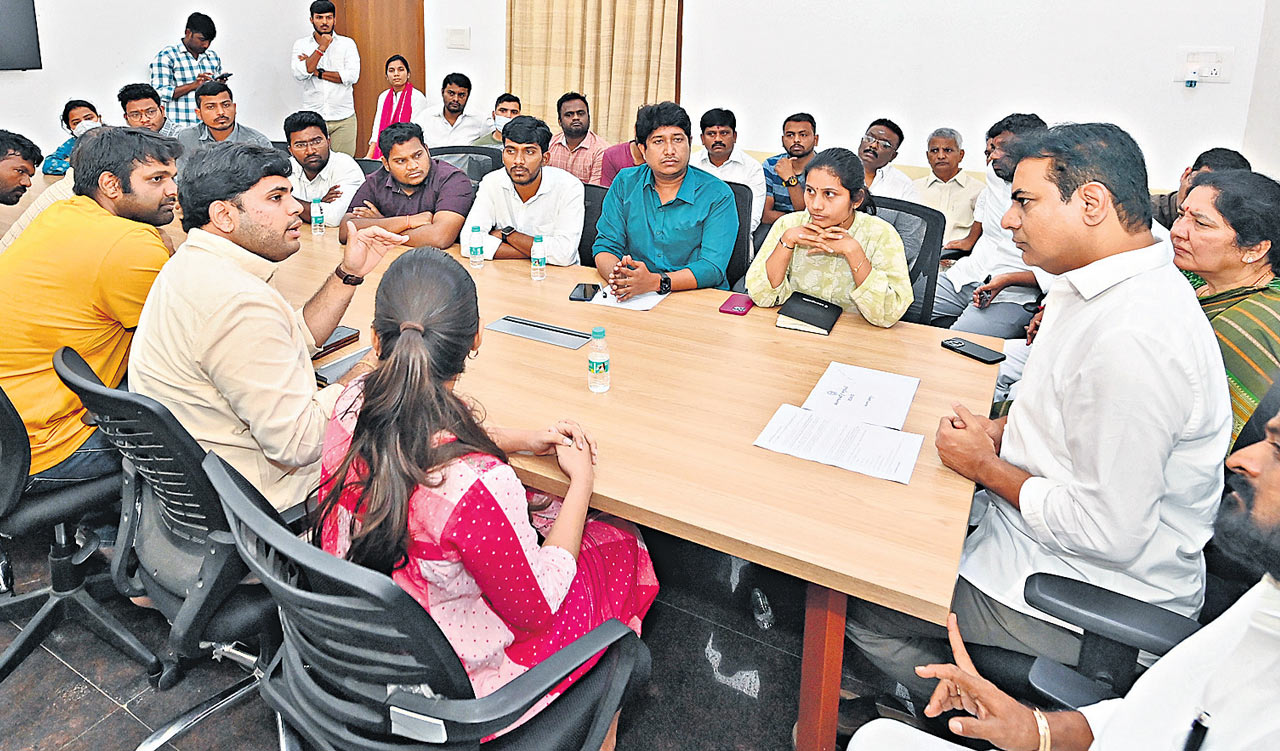 Group-I aspirants pour out their woes to KTR, BRS promises all help