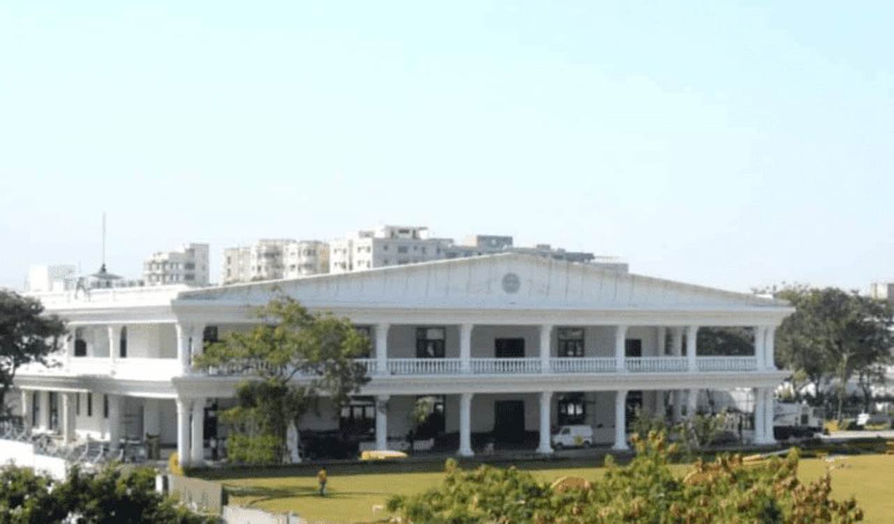 Kidney patients stage demonstration at Praja Bhavan, demanding assistance