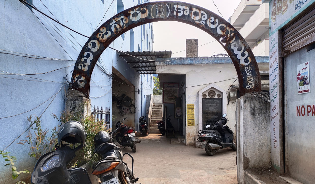 Mancherial: Officials of registration dept face allegations of corruption