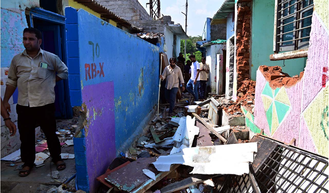 Hyderabad: Revenue authorities begin demolition of houses on Musi river bed