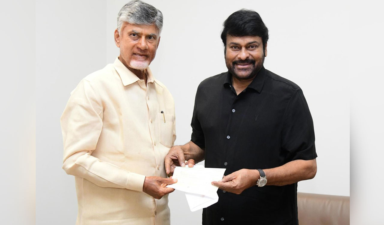 Telugu actor Chiranjeevi meets AP CM Naidu, donates Rs 1 cr to CMRF