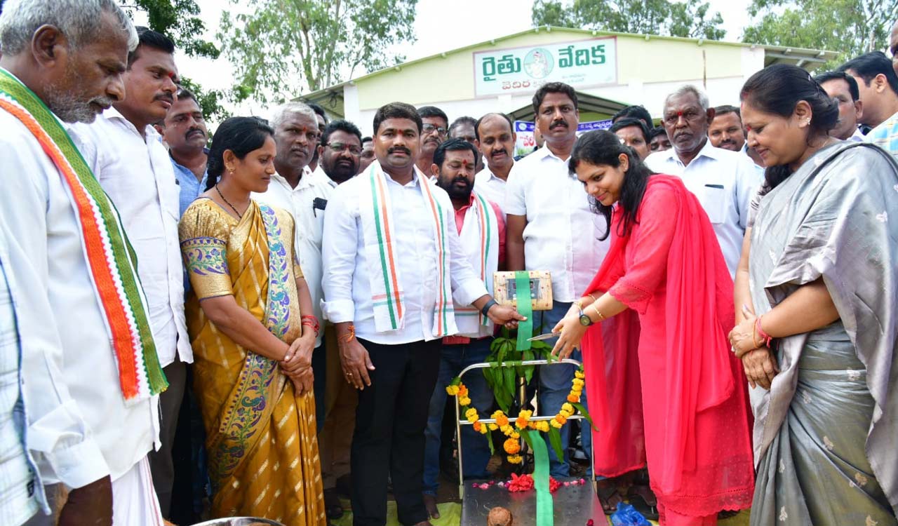 Karimnagar Collector advises farmers to get MSP by selling paddy in PPC