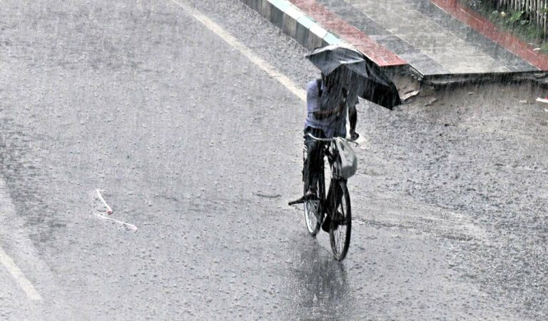 Brief yet intense thundershowers lash Hyderabad on Tuesday