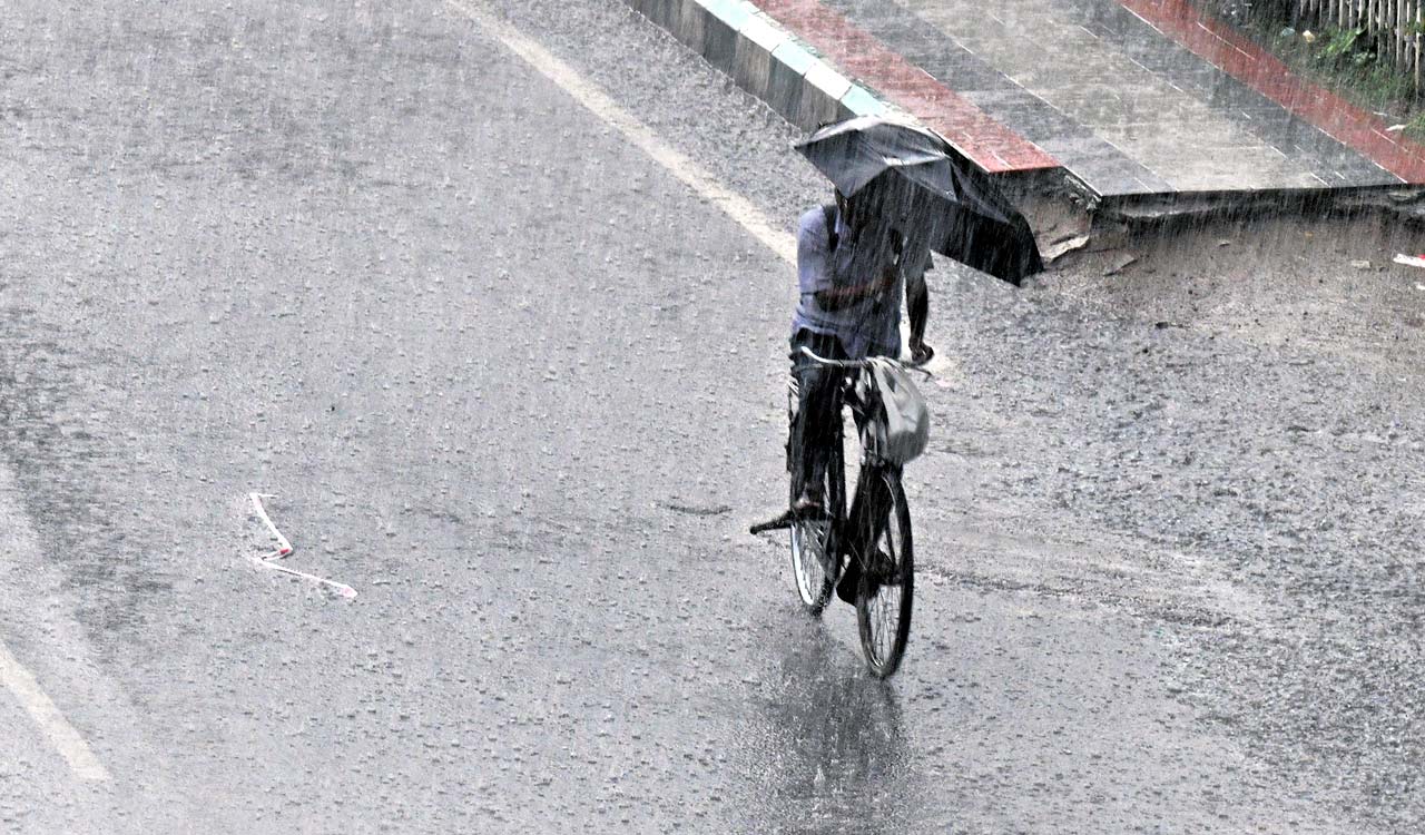 Brief yet intense thundershowers lash Hyderabad on Tuesday