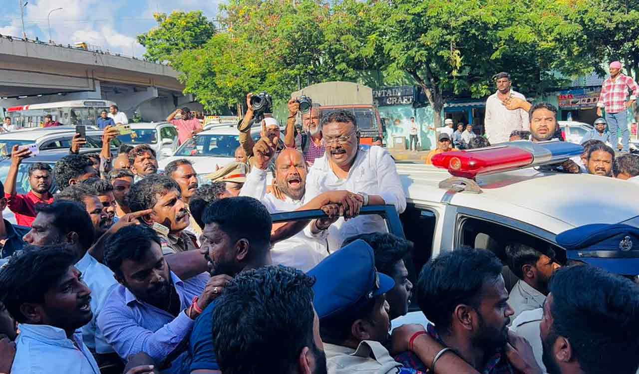 Sravan Dasoju alleges Revanth Reddy-BJP nexus in handling of Group I protest