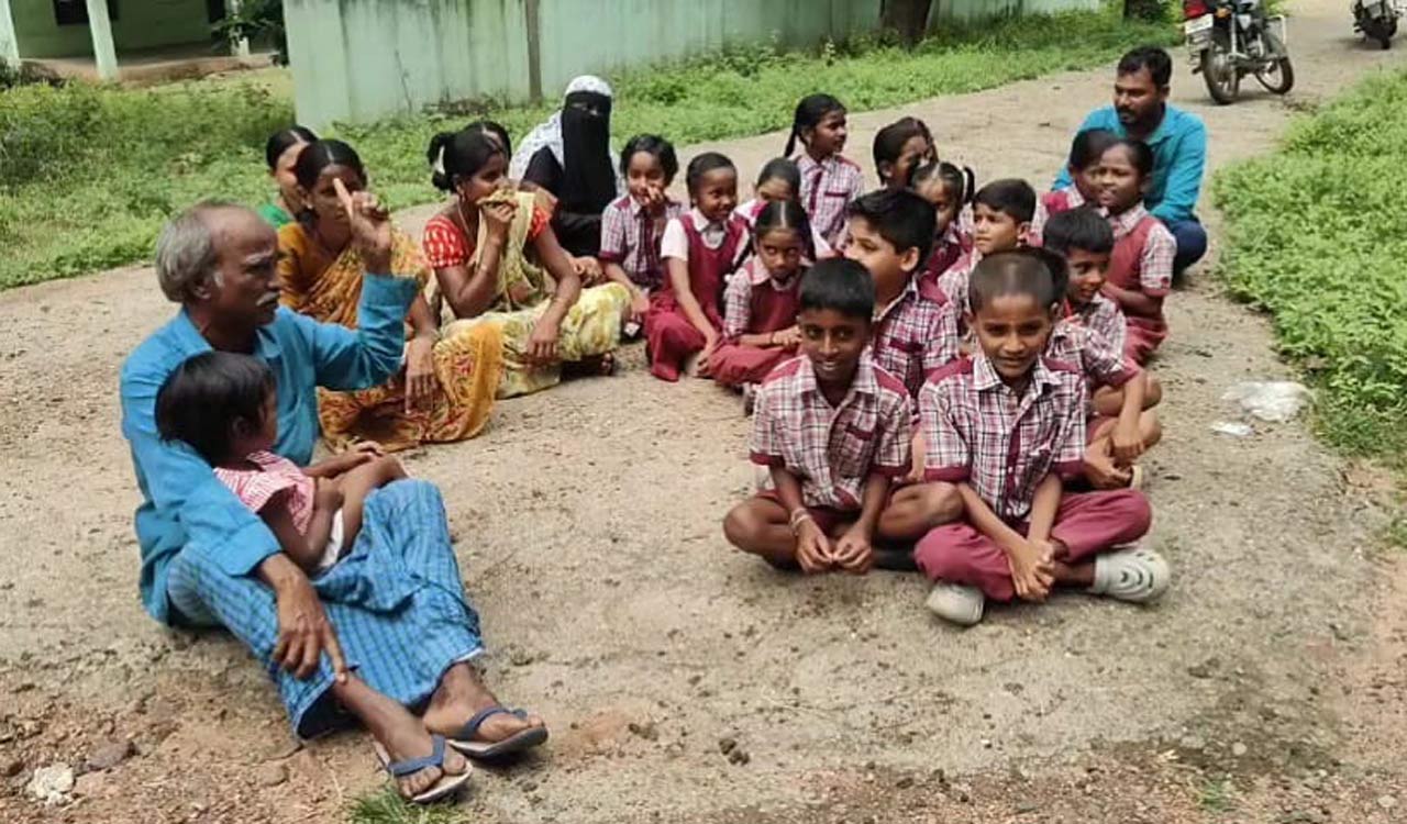 Nirmal: Students, parents protest over lack of teachers in school