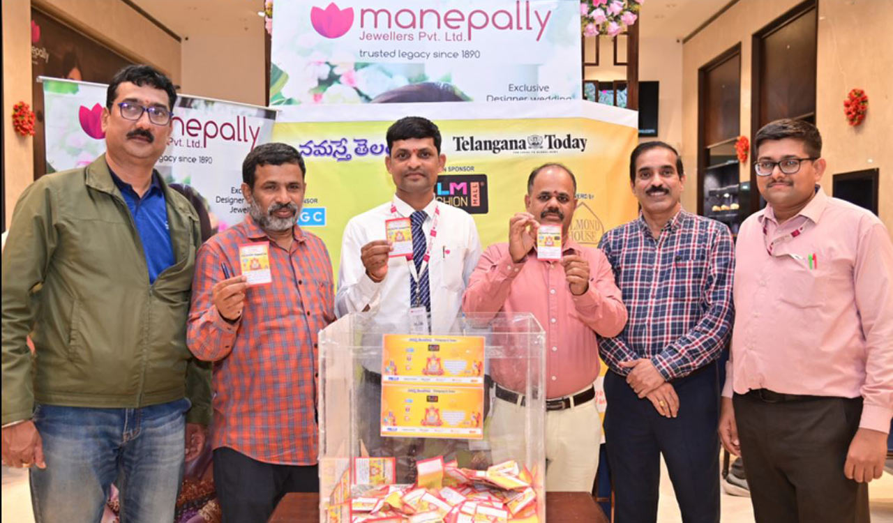 First draw of ‘Telangana Today’ and ‘Namasthe Telangana’ Dasara shopping bonanza held at Manepally Jewellers