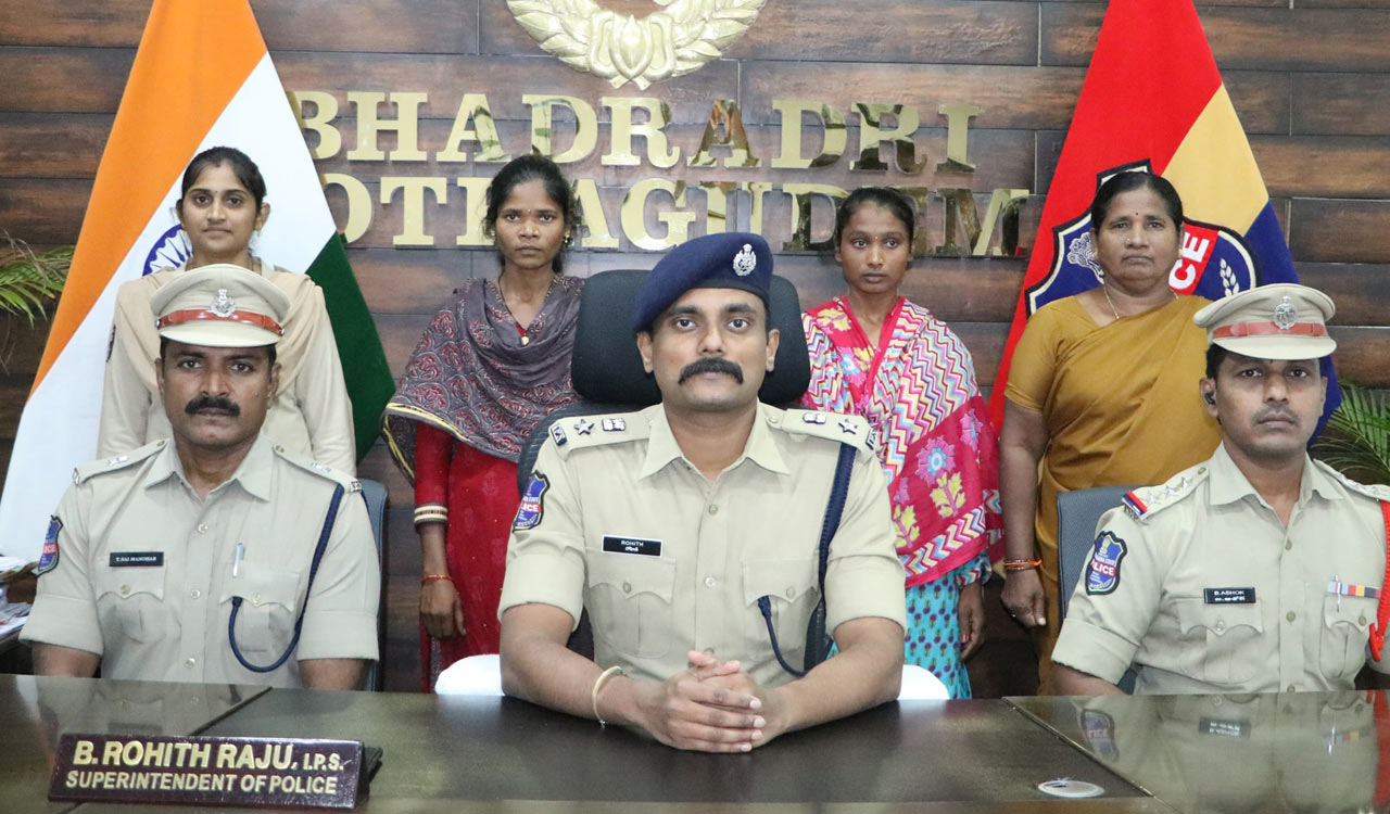 Two naxals carrying Rs 4 lakh reward surrender to Kothagudem police