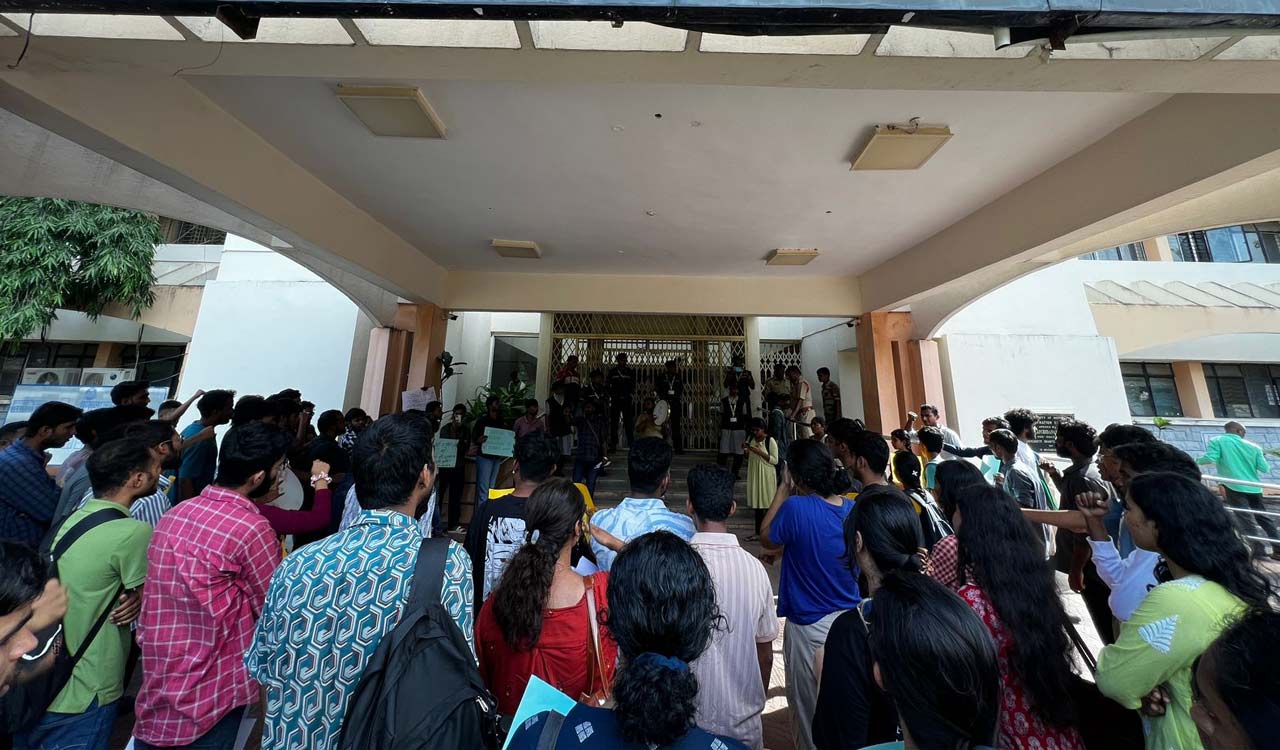 UoH students protest over dissolution of students union without general body meeting 