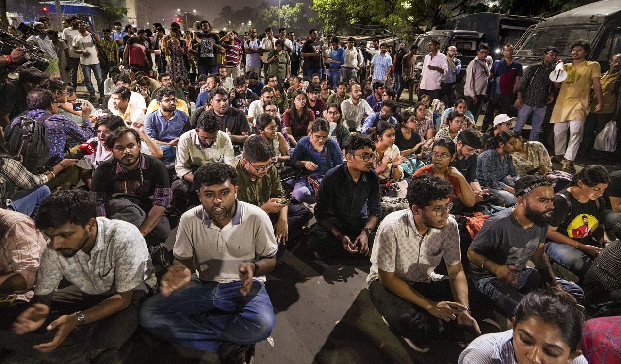 West Bengal junior doctors continue sit-in, warn govt of hunger strike