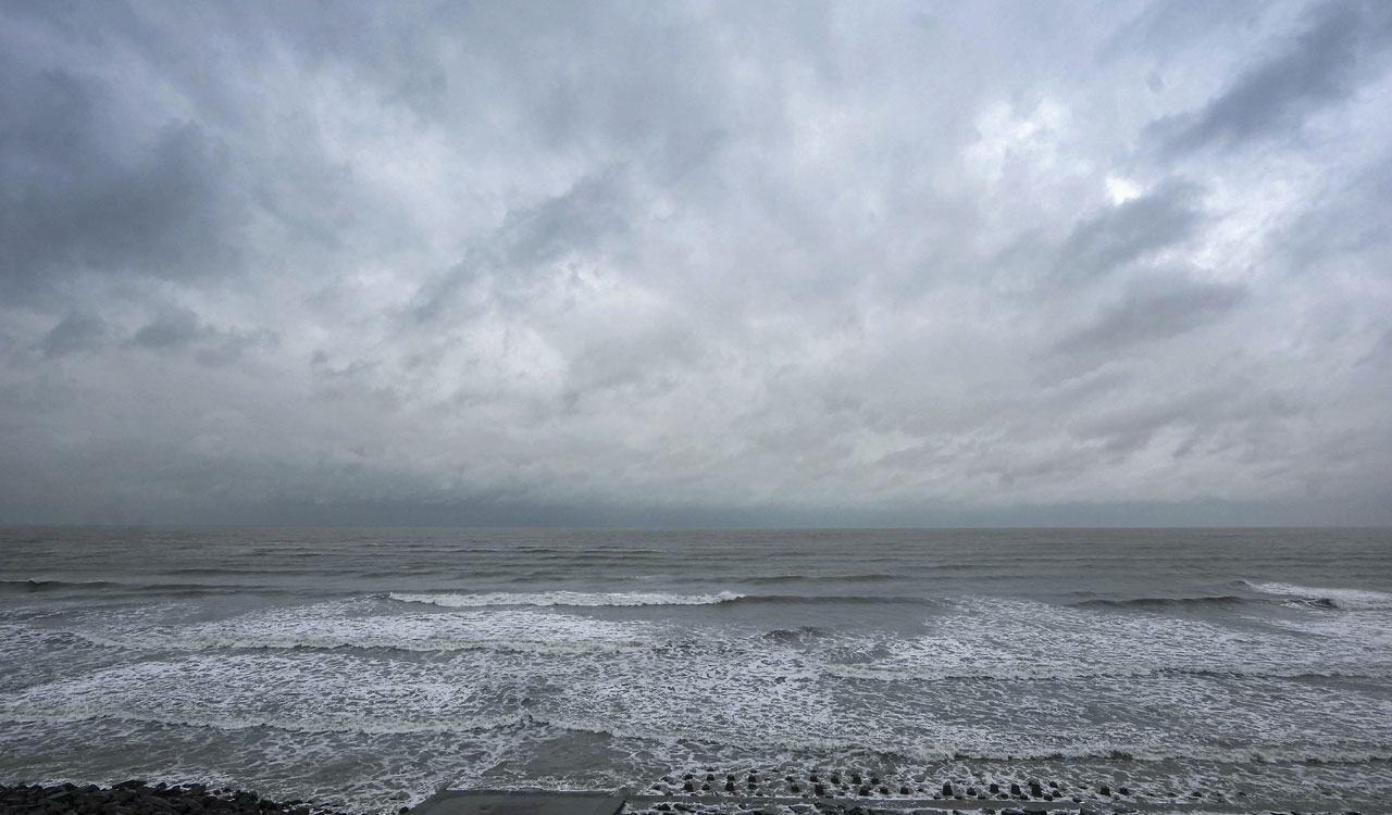 Heavy rain lashes West Bengal as cyclone ‘Dana’ moves closer to coast