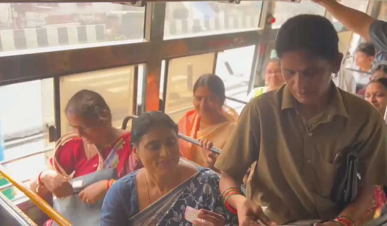 YS Sharmila travels in bus, reminds CM Naidu of poll promise
