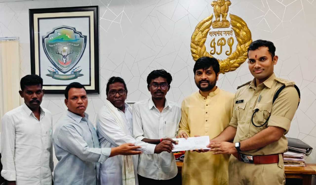 Adilabad SP provides financial aid to tribal student to pursue MBBS