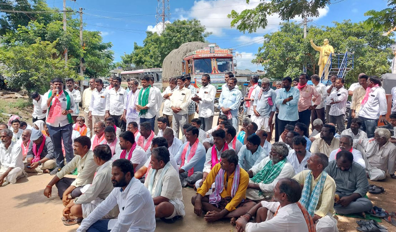 BRS protests over delay in Rythu Bharosa in erstwhile Medak