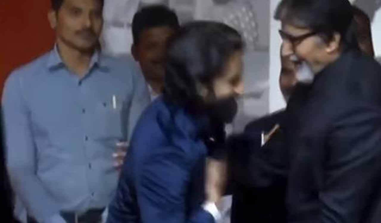 Naga Chaitanya touches Big B’s feet as a mark of respect at ANR National Awards