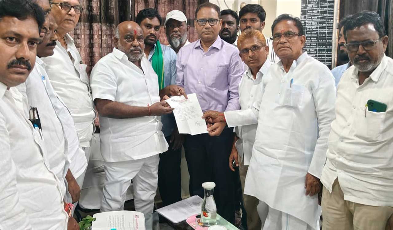 Adilabad: Jogu Ramanna requests CCI officials to extend remunerative support price to cotton farmers