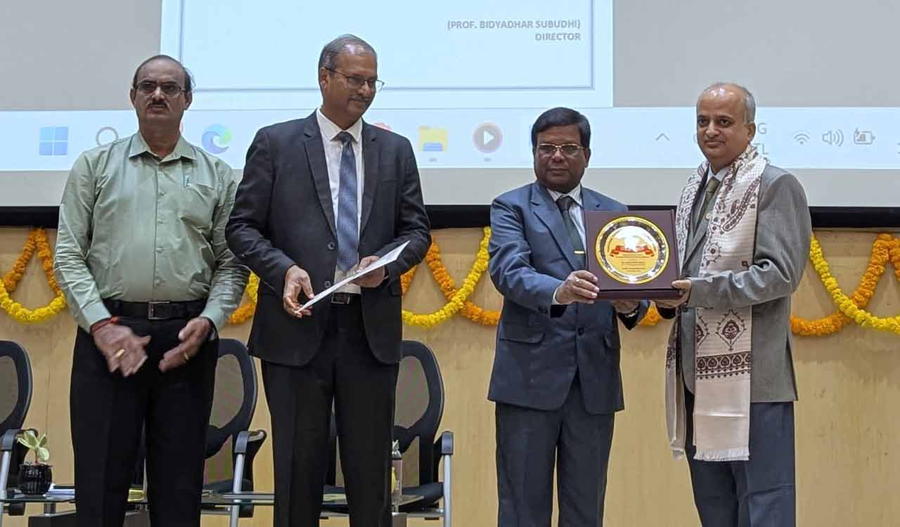 Dr. Jaiteerth R Joshi conferred with Distinguished Alumnus Award by NIT, Warangal