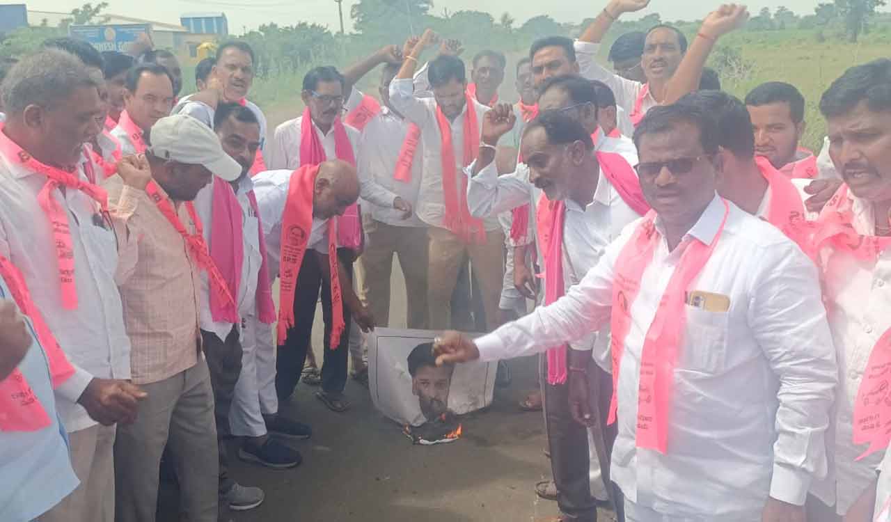 Farmers, BRS protest demanding immediate release of Rythu Bharosa