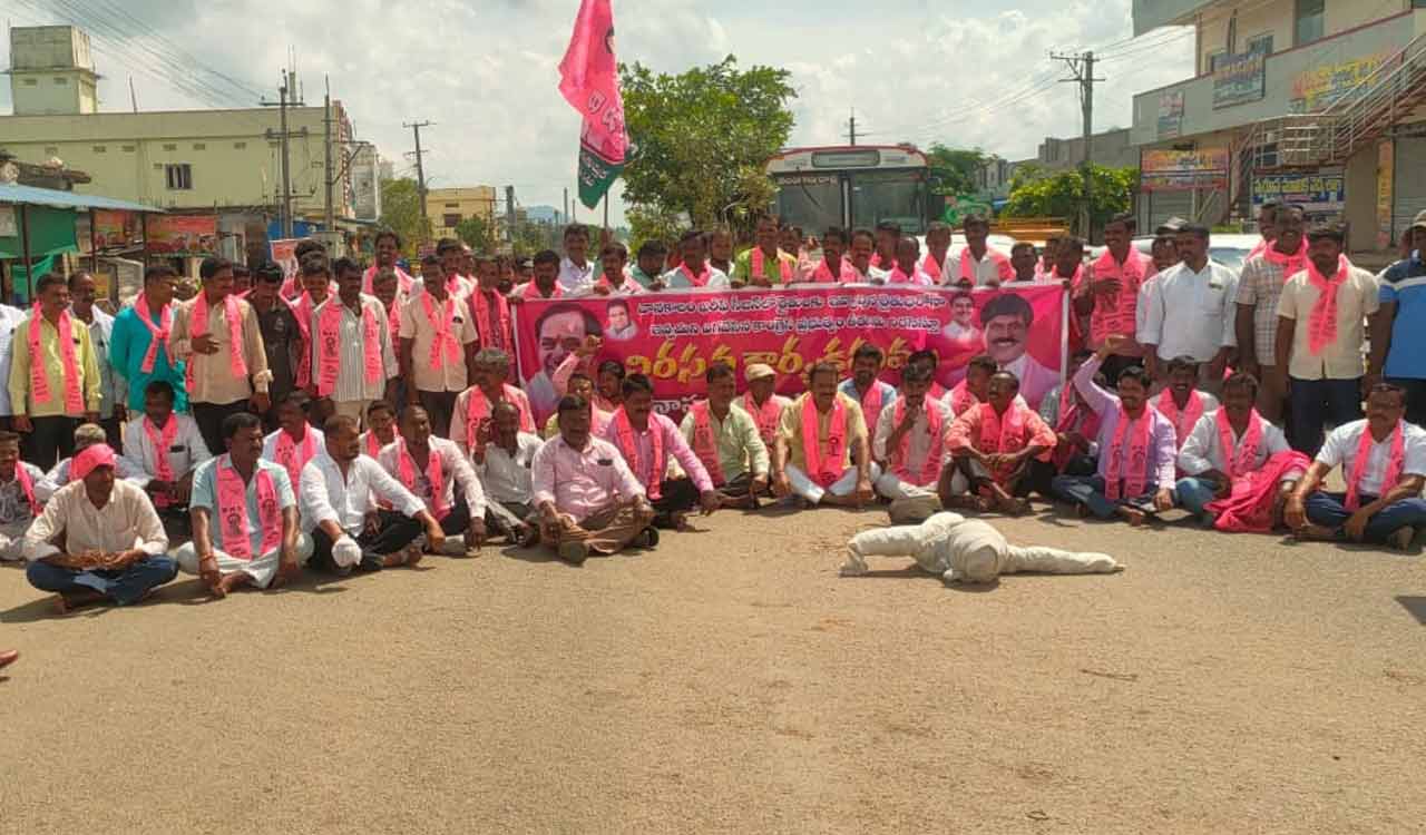 Farmers, BRS protest demanding immediate release of Rythu Bharosa