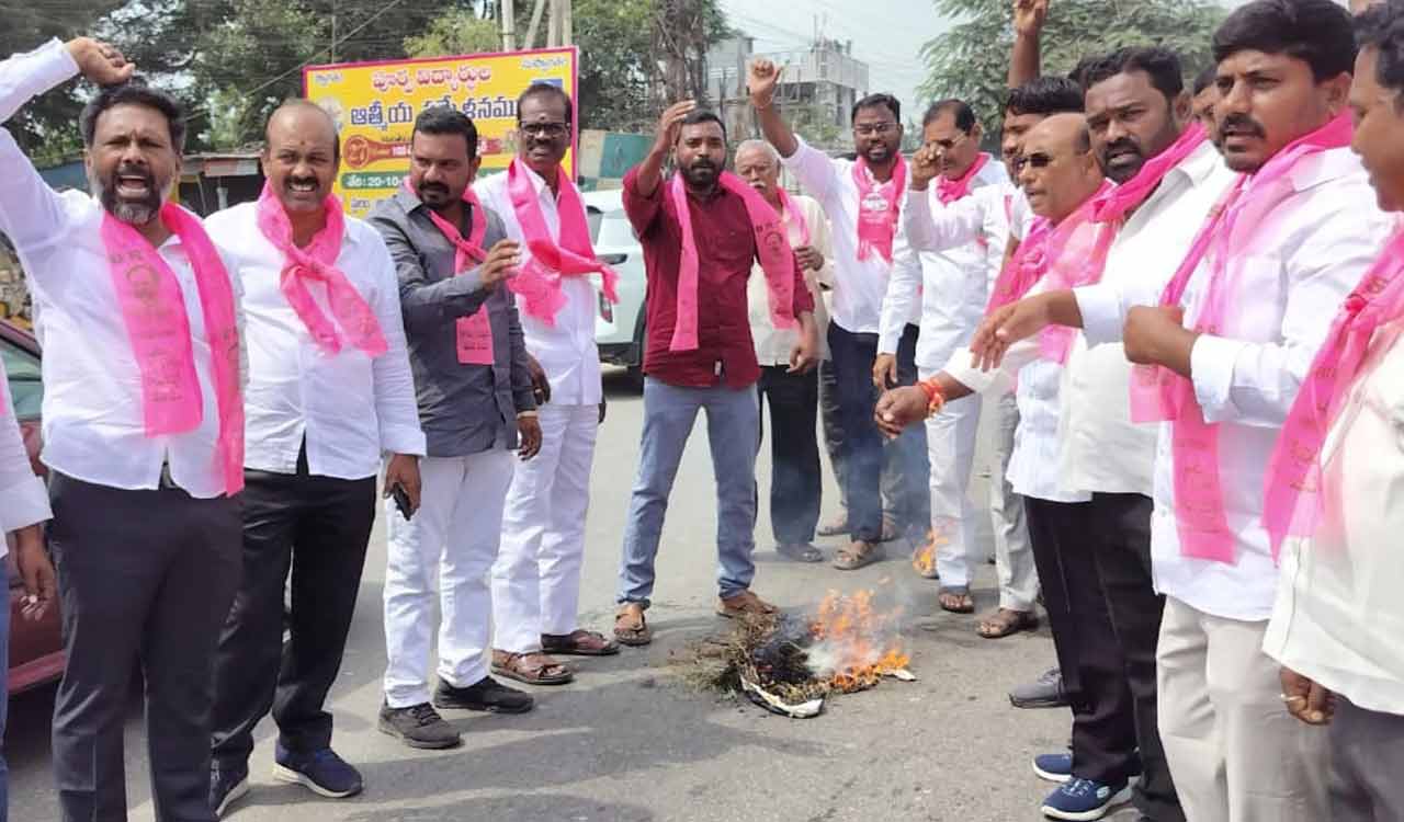 Farmers, BRS protest demanding immediate release of Rythu Bharosa